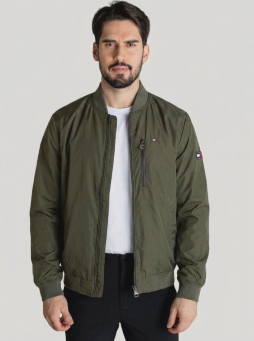 Cargar video: Chaqueta Cortavientos Hombre Verde Militar